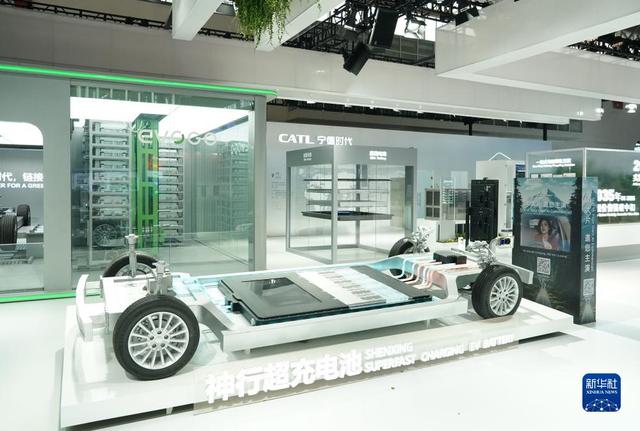 这是11月26日在中国国际供应链促进博览会智能汽车链展区拍摄的宁德时代展位。新华社记者 任超 摄