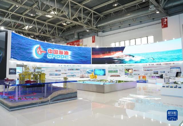 这是11月26日在中国国际供应链促进博览会清洁能源链展区拍摄的中国海油展位。新华社记者 任超 摄