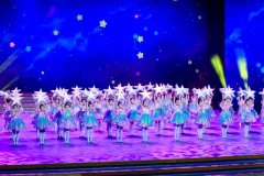 全国优秀群众文艺作品汇演举办，《两室一厅》等群星奖作品亮相