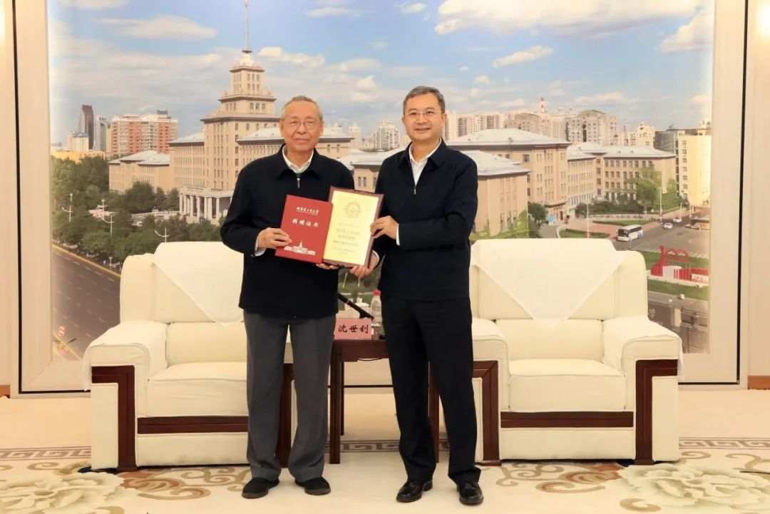 哈尔滨工业大学校负责同志向沈世钊院士（左）颁发教育贡献奖奖牌和捐赠证书。（受访者供图）