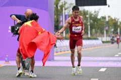 2小时07分09秒！杨绍辉创造新的中国马拉松纪录
