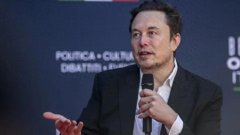 <b>特斯拉市值一夜蒸发3323亿元!他超越马斯克成为世界首富</b>