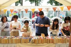 故纸堆里觅书香！“旧书新知·读书育人”旧书市集走进北外